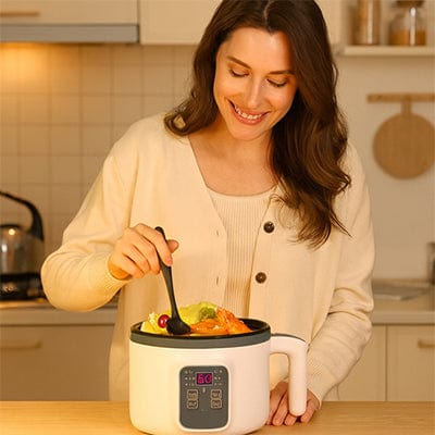 CUISEUR A RIZ FEMME MANGE SON REPAS