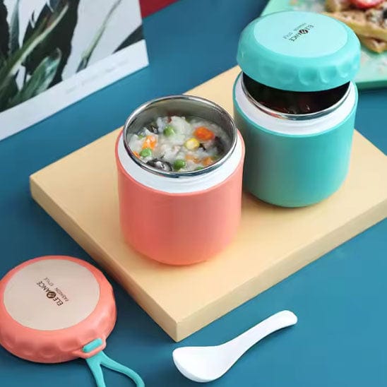 LUNCHS BOX ROSE AVEC DES ALIMENTS ET VERT OUVERT