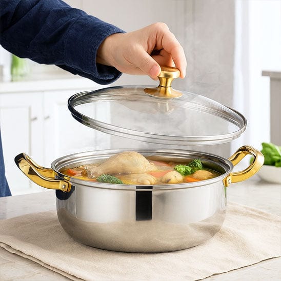 poulet-dans-le-faitout-avec-couvercle-en-or